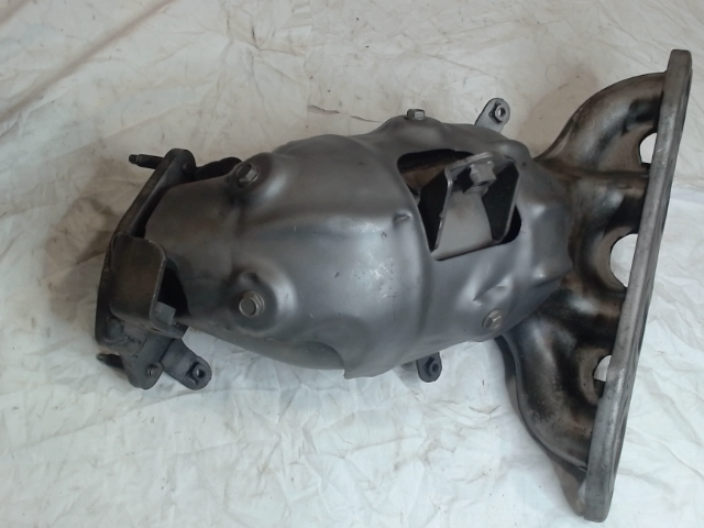 Catalytic Converter with Integrated Exhaust Manifold