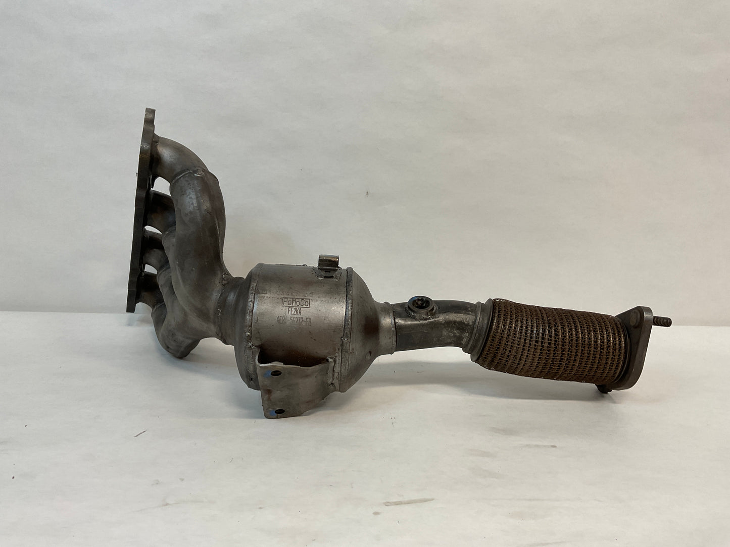 Catalytic Converter with Integrated Exhaust Manifold