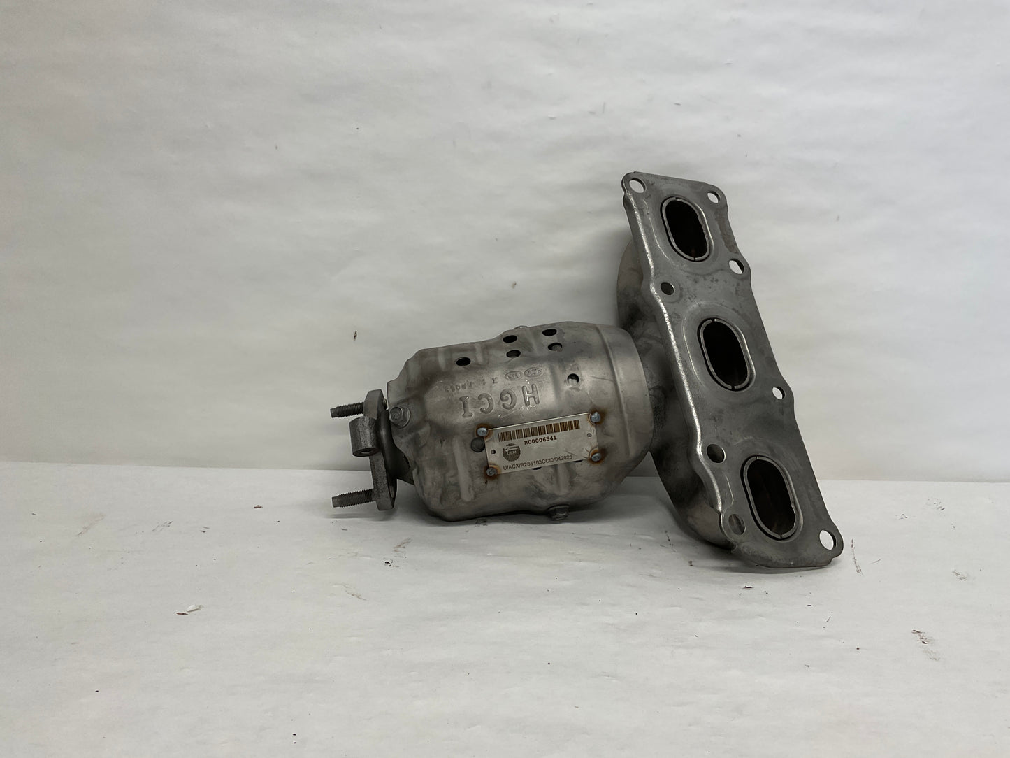 Left, Catalytic Converter with Integrated Exhaust Manifold
Mark on Heatshield typically "HGCI"
Can is straight and centered with middle of Manifold