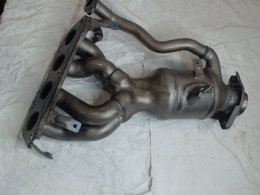 Catalytic Converter with Integrated Exhaust Manifold