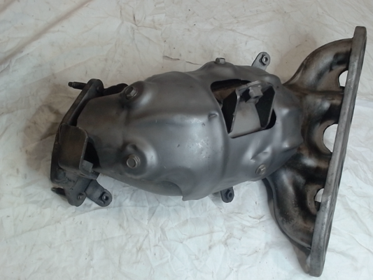 Catalytic Converter with Integrated Exhaust Manifold
