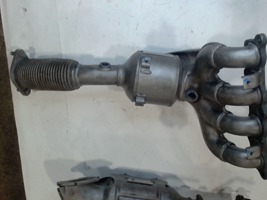Catalytic Converter with Integrated Exhaust Manifold