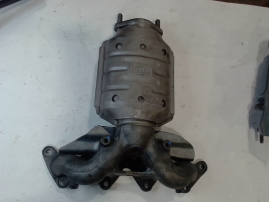 Catalytic Converter with Integrated Exhaust Manifold