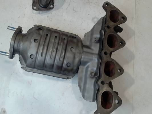 Catalytic Converter with Integrated Exhaust Manifold