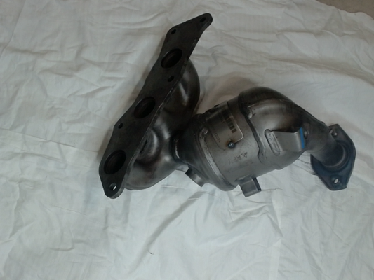 Catalytic Converter with Integrated Exhaust Manifold