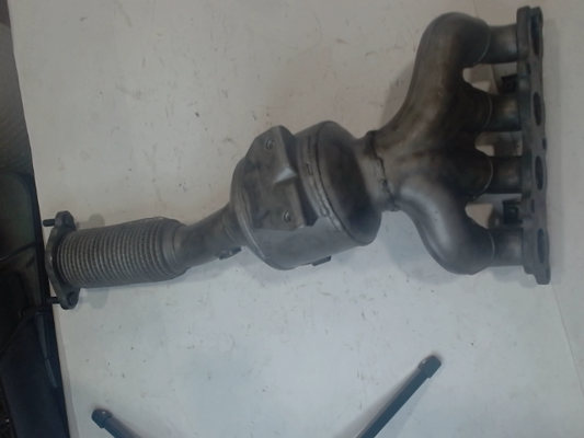 Catalytic Converter with Integrated Exhaust Manifold