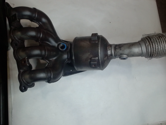 Catalytic Converter with Integrated Exhaust Manifold