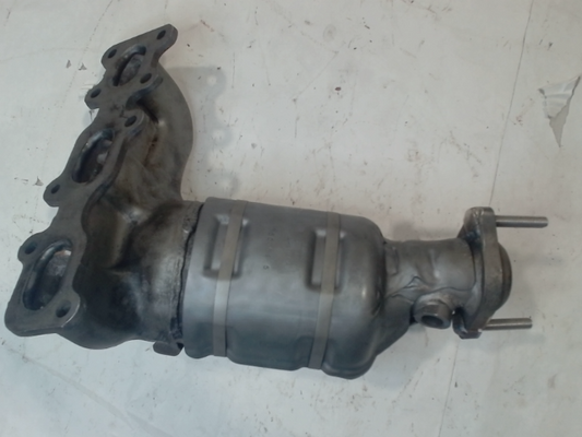 Rear, Catalytic Converter with Integrated Exhaust Manifold