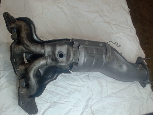 Catalytic Converter with Integrated Exhaust Manifold