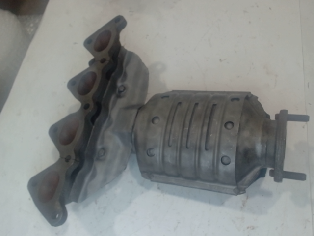 Catalytic Converter with Integrated Exhaust Manifold