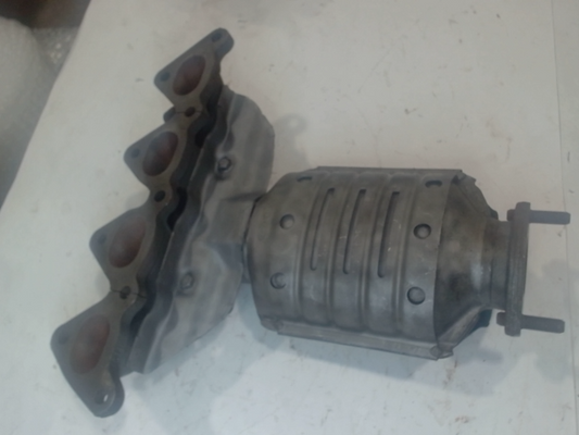 Catalytic Converter with Integrated Exhaust Manifold