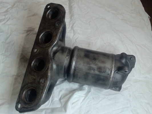 Catalytic Converter with Integrated Exhaust Manifold