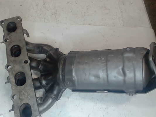 Catalytic Converter with Integrated Exhaust Manifold