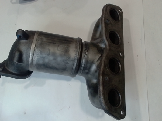 Catalytic Converter with Integrated Exhaust Manifold