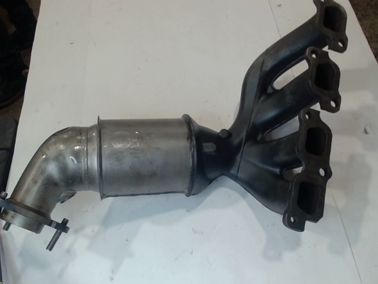 Catalytic Converter with Integrated Exhaust Manifold