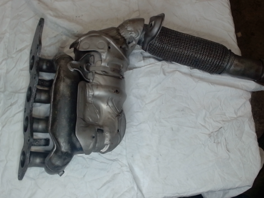 Catalytic Converter with Integrated Exhaust Manifold