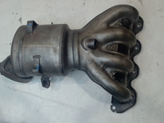 Catalytic Converter with Integrated Exhaust Manifold