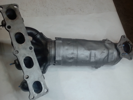Catalytic Converter with Integrated Exhaust Manifold