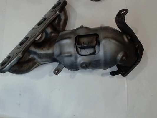 Catalytic Converter with Integrated Exhaust Manifold