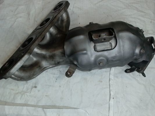Catalytic Converter with Integrated Exhaust Manifold