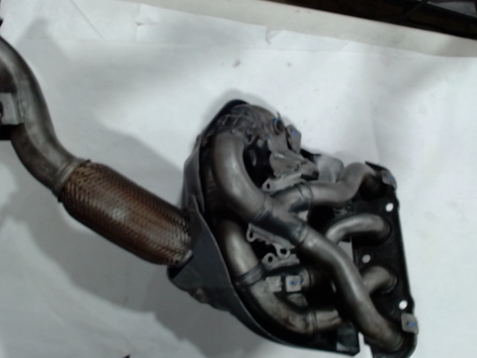 Catalytic Converter with Integrated Exhaust Manifold