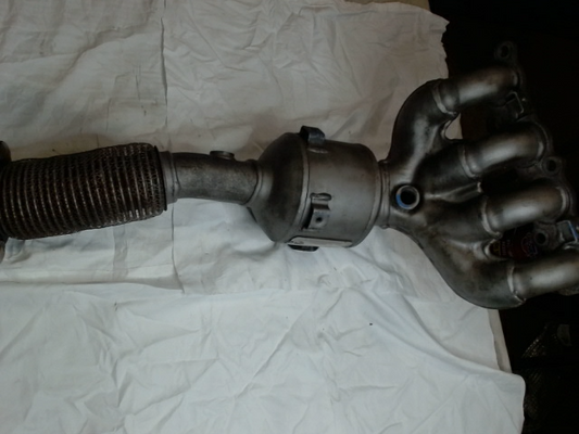 Catalytic Converter with Integrated Exhaust Manifold