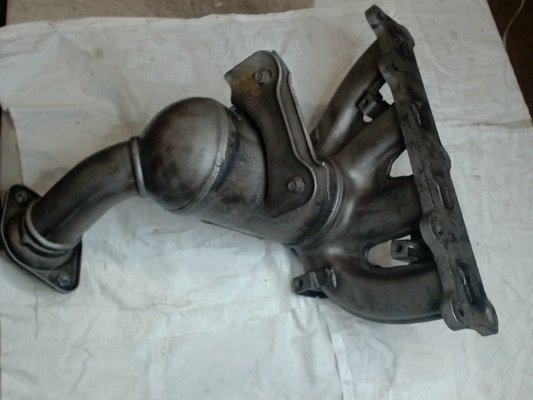 Catalytic Converter with Integrated Exhaust Manifold