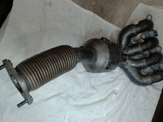 Catalytic Converter with Integrated Exhaust Manifold
