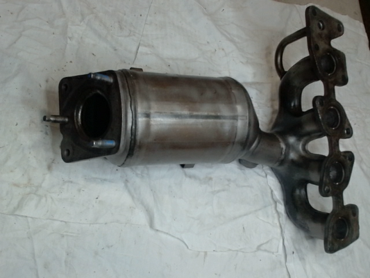 Catalytic Converter with Integrated Exhaust Manifold