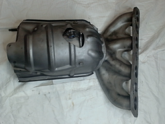 Catalytic Converter with Integrated Exhaust Manifold