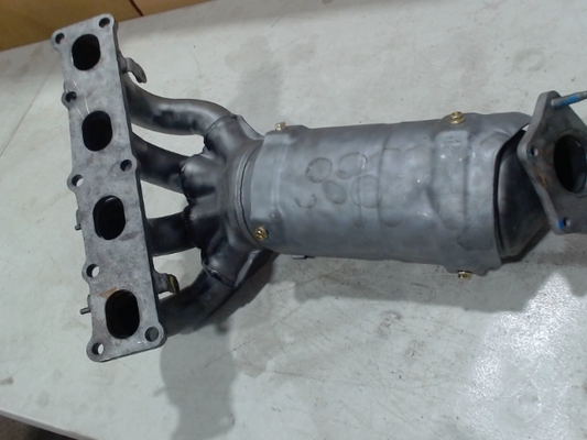 Catalytic Converter with Integrated Exhaust Manifold
