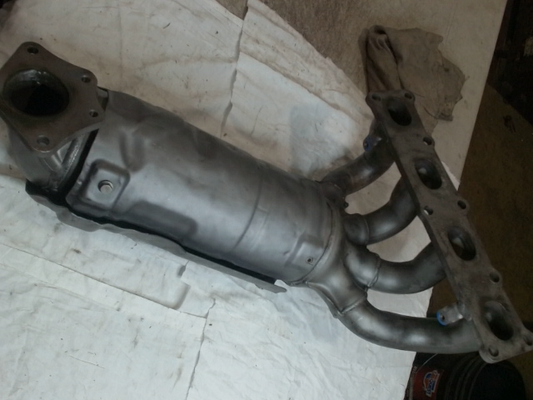 Catalytic Converter with Integrated Exhaust Manifold