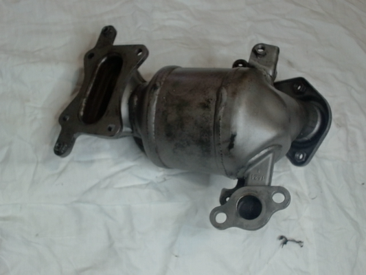 Catalytic Converter with Integrated Exhaust Manifold