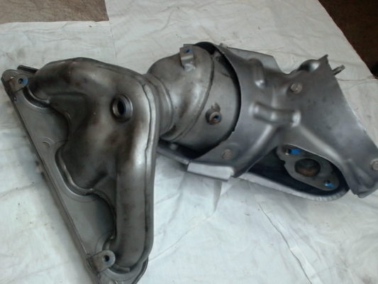 Catalytic Converter with Integrated Exhaust Manifold