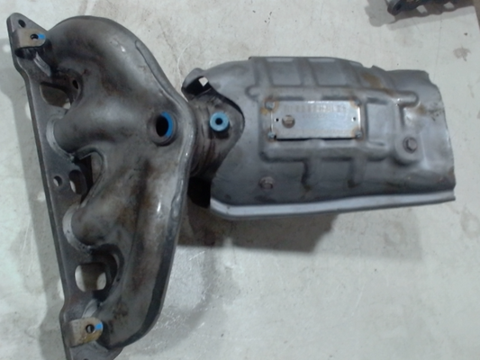Catalytic Converter with Integrated Exhaust Manifold