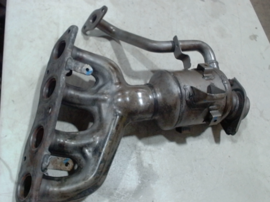 Catalytic Converter with Integrated Exhaust Manifold
