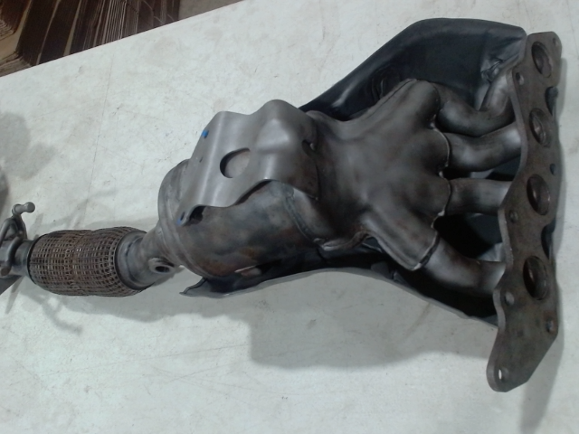 Catalytic Converter with Integrated Exhaust Manifold