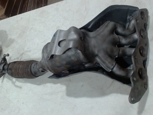 Catalytic Converter with Integrated Exhaust Manifold