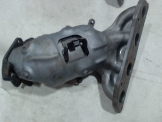 Catalytic Converter with Integrated Exhaust Manifold