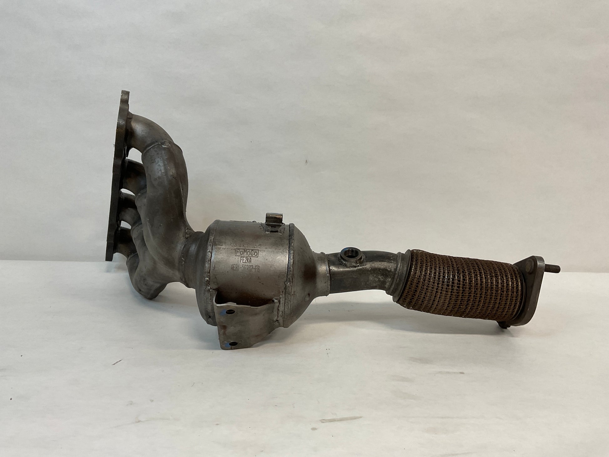 Catalytic Converter with Integrated Exhaust Manifold