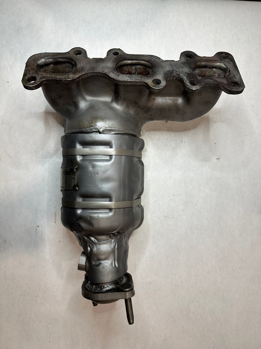 Rear, Catalytic Converter with Integrated Exhaust Manifold