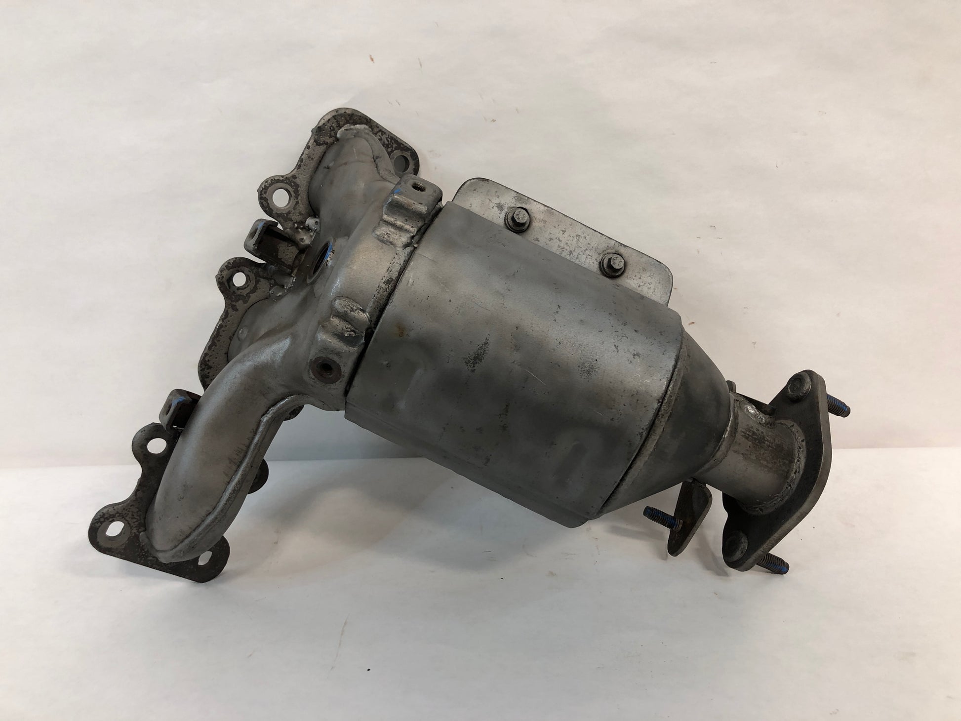 Front, Catalytic Converter with Integrated Exhaust Manifold